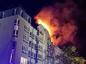 Credit: Berliner Feuerwehr BU: Dachstuhlbrand in Schöneberg