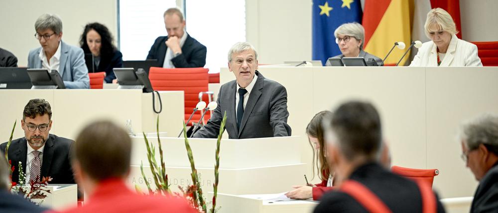 24.09.2025, Brandenburg, Potsdam: Hans-Christoph Berndt (AfD, hinten,M), spricht bei der 19. Sitzung des Landtages Brandenburg zur aktuellen Stunde zum Thema «Zehn Jahre Grenzöffnung und die Folgen für Brandenburg». (zu dpa: «Zehn Jahre nach Flüchtlingsbewegung - Bilanz in Brandenburg») Foto: Britta Pedersen/dpa +++ dpa-Bildfunk +++