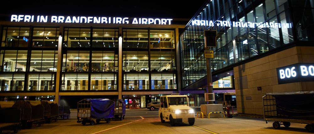 Mögliche Änderungen am Nachtflugverbot am Flughafen BER sind ein Streitpunkt zwischen Berlin und Brandenburg (Archivbild).