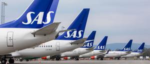 Norwegen, Gardermoen: Flugzeuge der skandinavischen Fluggesellschaft SAS stehen am Terminal des Osloer Flughafens Gardermoen.