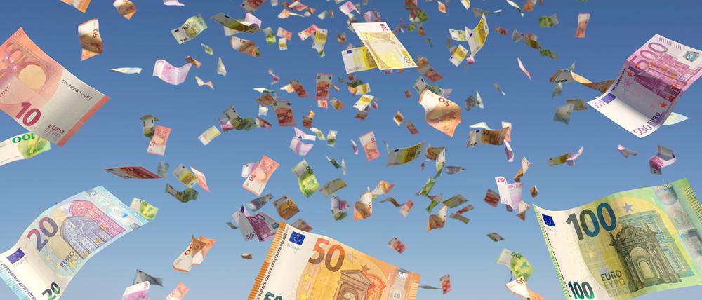 Symbolic image: Money rain (Euro notes) from a blue sky