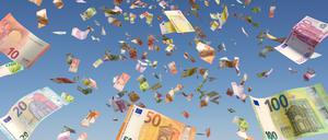 Symbolic image: Money rain (Euro notes) from a blue sky