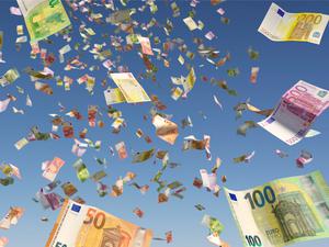 Symbolic image: Money rain (Euro notes) from a blue sky