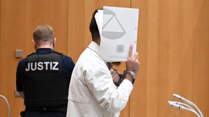 Sulaiman A., Angeklagter, steht im Gerichtssaal (Archivbild).