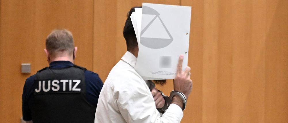 Sulaiman A., Angeklagter, steht im Gerichtssaal (Archivbild).