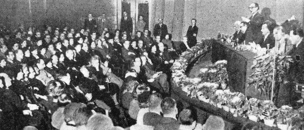 Foto aus dem Tagesspiegel vom 16. Oktober 1949, "Öffentliches Forum" der Zeitung im Charlottenburger Studenten-Haus.