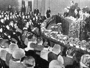 Foto aus dem Tagesspiegel vom 16. Oktober 1949, "Öffentliches Forum" der Zeitung im Charlottenburger Studenten-Haus.