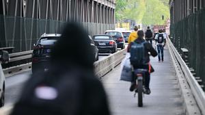 Bisher haben Fahrräder und Autos jeweils eine Spur auf der Elsenbrücke. 
