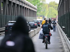 Bisher haben Fahrräder und Autos jeweils eine Spur auf der Elsenbrücke. 