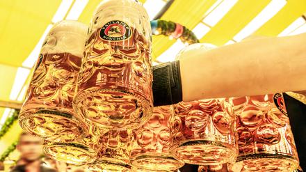 Eine Wiesn-Bedienung bringt den durstigen Besuchern die ersten 10 Mass Bier (Symbolbild).