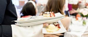 Timing und Feingefühl. Ambitionierte Kellner wollen, dass die Gäste sich wohlfühlen.