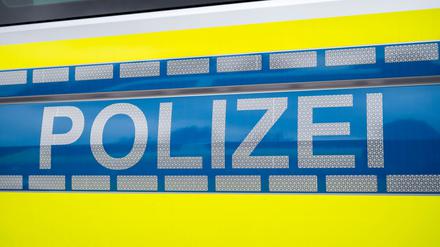 Der Schriftzug „Polizei“ steht auf einem Einsatzfahrzeug. (Symbolbild)