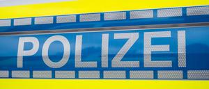 Der Schriftzug „Polizei“ steht auf einem Einsatzfahrzeug. (Symbolbild)