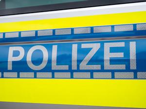 Der Schriftzug „Polizei“ steht auf einem Einsatzfahrzeug. (Symbolbild)