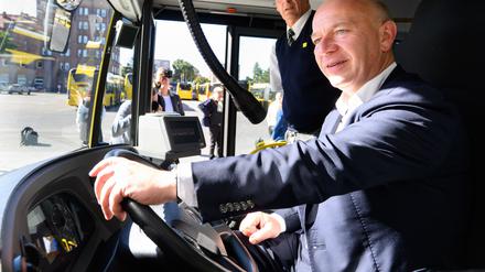 Kai Wegner nahm am Morgen am Steuer eines BVG-Busses Platz.