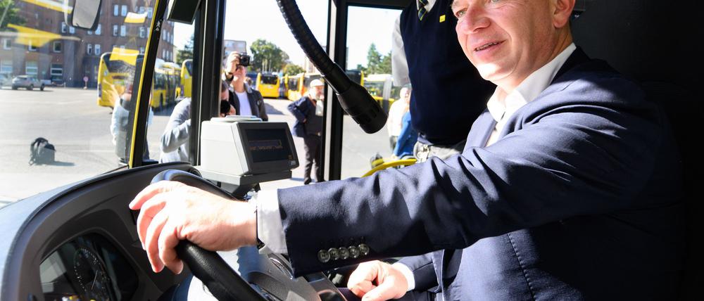 Kai Wegner nahm am Morgen am Steuer eines BVG-Busses Platz. 