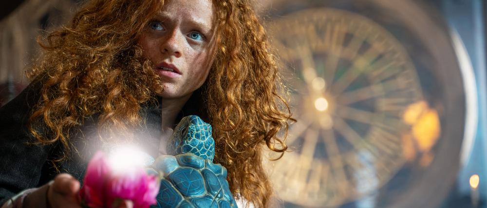 Momo (Alexa Goodall) und Schildkröte Kassandra müssen sich vor den Agenten der Grey Corporation verstecken.