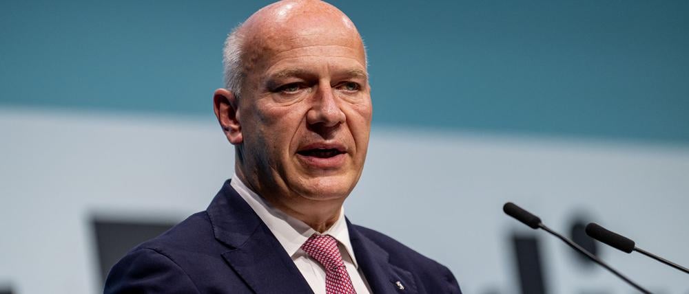 Berlins Regierender Bürgermeister Kai Wegner (CDU) wünscht sich mehr Langstreckenflüge ab dem Hauptstadtflughafen BER. (Archivbild)