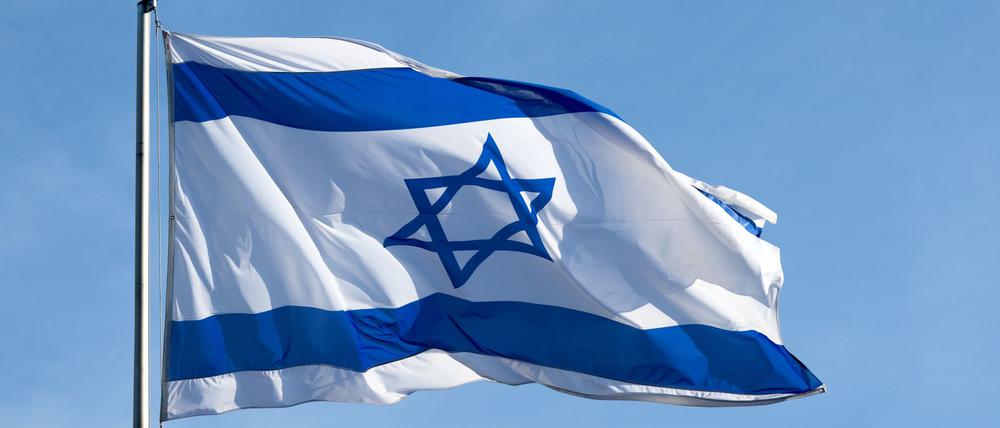 Die Flagge von Israel weht vor der Bayerischen Staatskanzlei im Wind (Symbolbild).