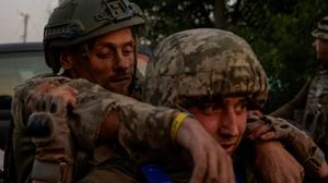 Ein ukrainischer Soldat trägt einen verletzten Kameraden (Symbolfoto).
