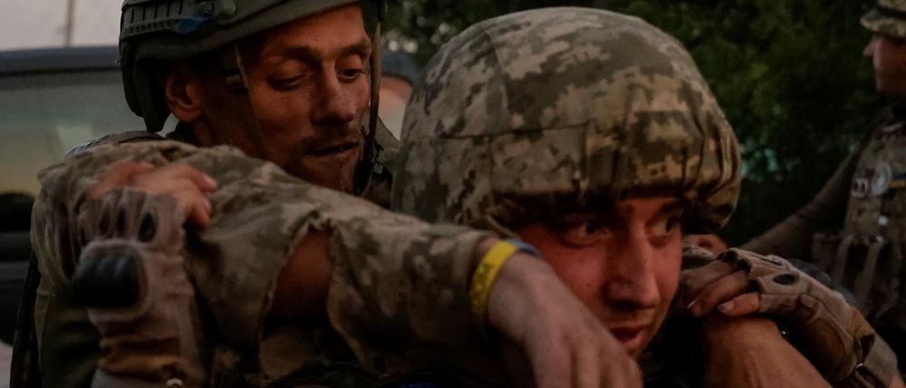Ein ukrainischer Soldat trägt einen verletzten Kameraden (Symbolfoto).