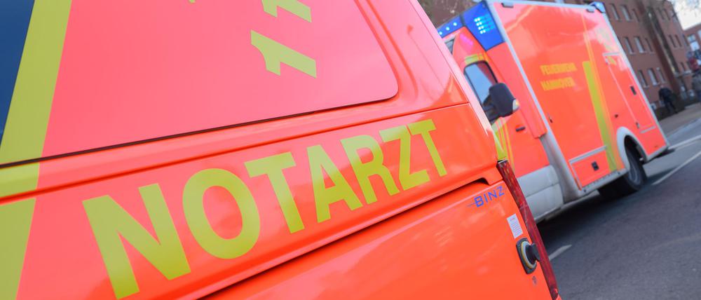 Ein Notarzt-Fahrzeug und ein Rettungswagen stehen an einer Einsatzstelle. (Symbolbild)