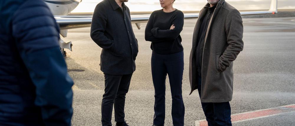 Der grönländische Regierungschef Jens-Frederik Nielsen (links) begrüßte die dänische Ministerpräsidentin Mette Frederiksen und ihren Ehemann Bo Tengberg am Dienstagabend in Nuuk.