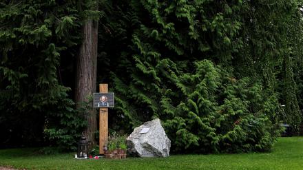 Bayern, Garmisch-Partenkirchen: Ein Portrait der ehemaligen Biathletin Laura Dahlmeier ist an einer Gedenkstätte im Kurpark Partenkirchen angebracht.