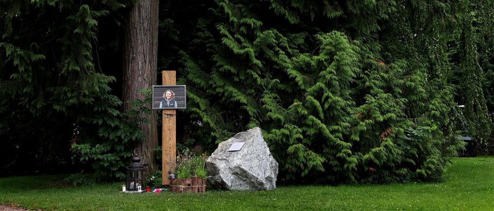 Bayern, Garmisch-Partenkirchen: Ein Portrait der ehemaligen Biathletin Laura Dahlmeier ist an einer Gedenkstätte im Kurpark Partenkirchen angebracht.