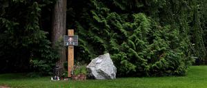 Bayern, Garmisch-Partenkirchen: Ein Portrait der ehemaligen Biathletin Laura Dahlmeier ist an einer Gedenkstätte im Kurpark Partenkirchen angebracht.