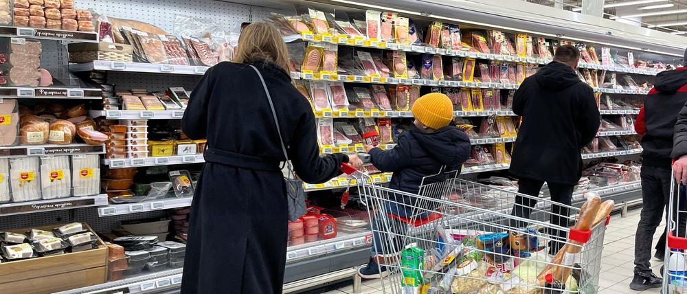 Kunden kaufen in einem Supermarkt im Aviapark-Einkaufszentrum in Moskau ein (Symbolbild).
