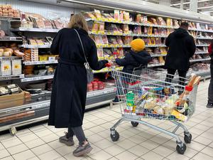 Kunden kaufen in einem Supermarkt im Aviapark-Einkaufszentrum in Moskau ein (Symbolbild).
