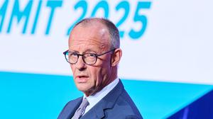 Bundeskanzler Friedrich Merz (CDU) eröffnet den Chemie und Pharma Summit der Chemischen Industrie e.V. (VCI) im Axica Kongress- und Tagungszentrum am Brandenburger Tor.