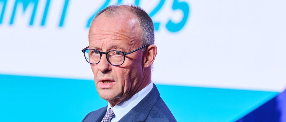 Bundeskanzler Friedrich Merz (CDU) eröffnet den Chemie und Pharma Summit der Chemischen Industrie e.V. (VCI) im Axica Kongress- und Tagungszentrum am Brandenburger Tor.