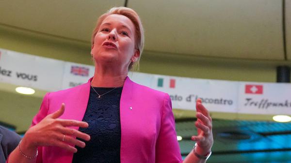 12.09.2025, Berlin: Berlins Wirtschaftssenatorin Franziska Giffey (SPD, M.) spricht während des Presserundgangs zur Veranstaltung "49h ICC". Das denkmalgeschützte Bauwerk ist vom 12. bis 14. 09.2025 für Besucher geöffnet. Über der Senatorin hängt die "Große Lichtplastik (Das Gehirn)", die von Bildhauer Frank Oehring (l) entworfen wurde. Foto: Soeren Stache/dpa - ACHTUNG: Nur zur redaktionellen Verwendung im Zusammenhang mit der aktuellen Berichterstattung. +++ dpa-Bildfunk +++