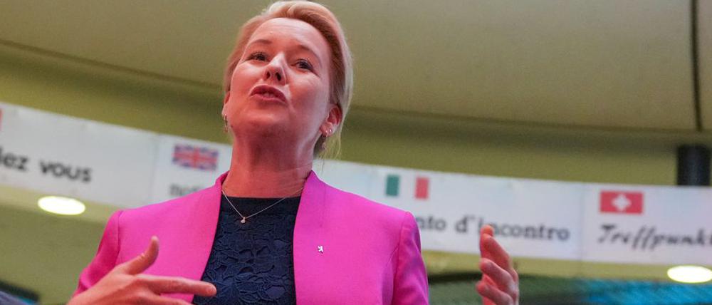 12.09.2025, Berlin: Berlins Wirtschaftssenatorin Franziska Giffey (SPD, M.) spricht während des Presserundgangs zur Veranstaltung "49h ICC". Das denkmalgeschützte Bauwerk ist vom 12. bis 14. 09.2025 für Besucher geöffnet. Über der Senatorin hängt die "Große Lichtplastik (Das Gehirn)", die von Bildhauer Frank Oehring (l) entworfen wurde. Foto: Soeren Stache/dpa - ACHTUNG: Nur zur redaktionellen Verwendung im Zusammenhang mit der aktuellen Berichterstattung. +++ dpa-Bildfunk +++