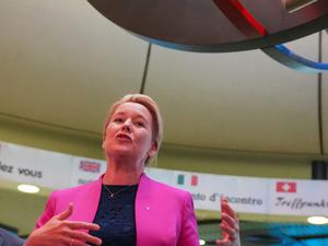 12.09.2025, Berlin: Berlins Wirtschaftssenatorin Franziska Giffey (SPD, M.) spricht während des Presserundgangs zur Veranstaltung "49h ICC". Das denkmalgeschützte Bauwerk ist vom 12. bis 14. 09.2025 für Besucher geöffnet. Über der Senatorin hängt die "Große Lichtplastik (Das Gehirn)", die von Bildhauer Frank Oehring (l) entworfen wurde. Foto: Soeren Stache/dpa - ACHTUNG: Nur zur redaktionellen Verwendung im Zusammenhang mit der aktuellen Berichterstattung. +++ dpa-Bildfunk +++