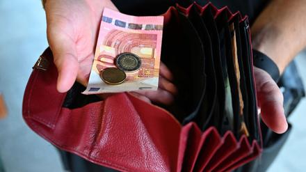 Die hohen Teuerungsraten vergangener Jahre sind für Normalverdiener immer noch nicht ganz verdaut. (Symbolbild)