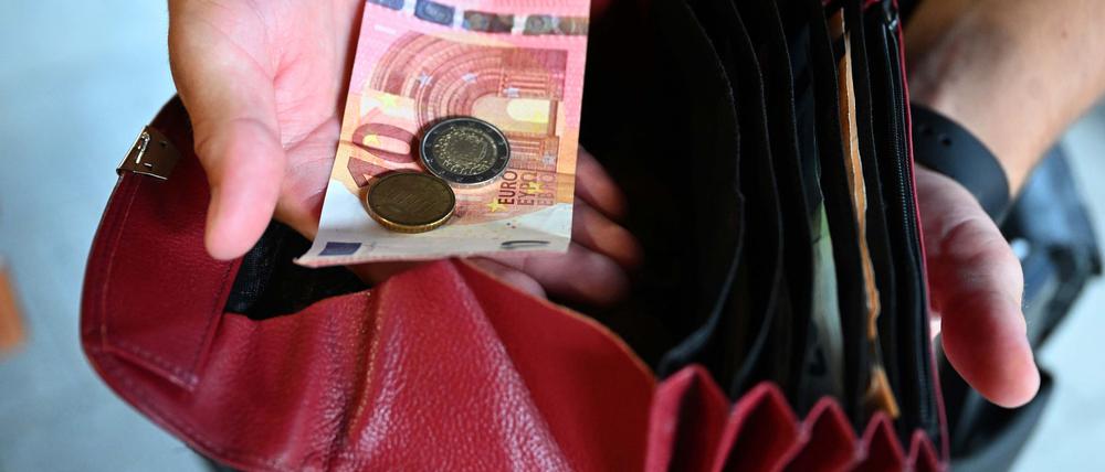 Die hohen Teuerungsraten vergangener Jahre sind für Normalverdiener immer noch nicht ganz verdaut. (Symbolbild)