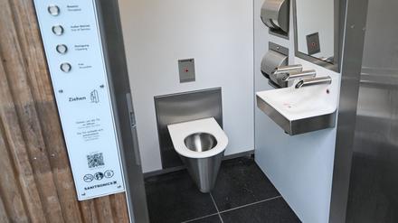 Ein neu gebautes Toilettenhaus steht an einem Parkplatz am Ausflugsziel Egelseer Heide für Spaziergänger und Wanderer.