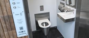 Ein neu gebautes Toilettenhaus steht an einem Parkplatz am Ausflugsziel Egelseer Heide für Spaziergänger und Wanderer.