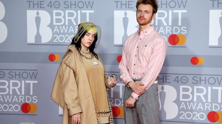 Der Bruder von Popstar Billie Eilish (links), der Musiker Finneas O'Connell, hat sich verlobt. (Archivbild)
