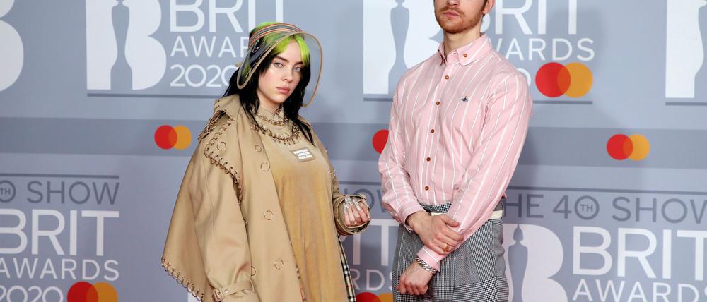 Der Bruder von Popstar Billie Eilish (links), der Musiker Finneas O'Connell, hat sich verlobt. (Archivbild)