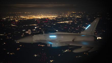 Ein mit Luft-Luft-Raketen bewaffneter Kampfjet FGR4 Typhoon der Royal Air Force überwacht den Luftraum während des ersten NATO-Einsatzes „Eastern Sentry“. Der Einsatz war in Reaktion auf Luftraumverletzungen durch russische Drohnen in Polen gestartet worden. 