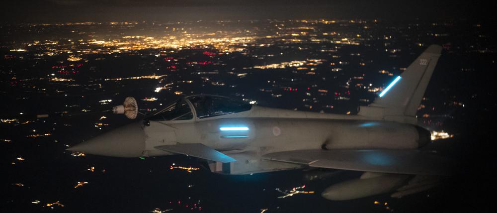 Ein mit Luft-Luft-Raketen bewaffneter Kampfjet FGR4 Typhoon der Royal Air Force überwacht den Luftraum während des ersten NATO-Einsatzes „Eastern Sentry“. Der Einsatz war in Reaktion auf Luftraumverletzungen durch russische Drohnen in Polen gestartet worden. 