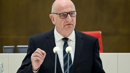 Brandenburgs Ministerpräsident Dietmar Woidke (SPD) hält eine stärkere inhaltliche Auseinandersetzung mit der AfD für nötig (Archivbild). 