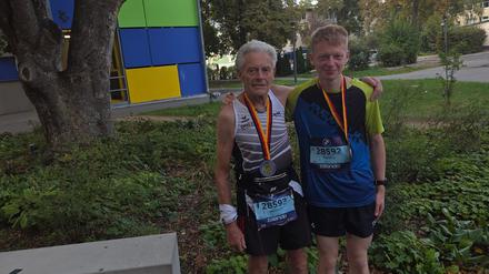 Werner Stöcker (l.) und sein Enkel liefen Top-Zeiten beim Berlin-Marathon.