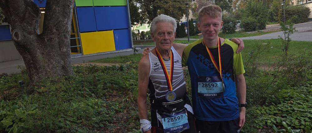 Werner Stöcker (l.) und sein Enkel liefen Top-Zeiten beim Berlin-Marathon.
