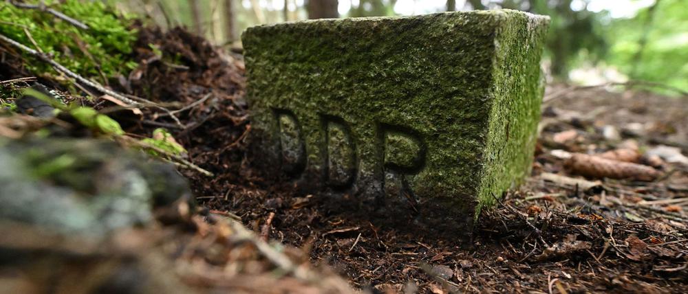 Ein Markstein erinnert an die frühere Grenze. (Archivbild)