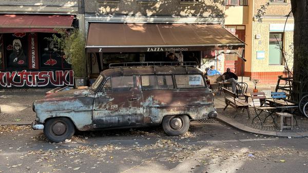 Ein Oldtimer parkt seit fast 50 Jahren im Graefekiez. 